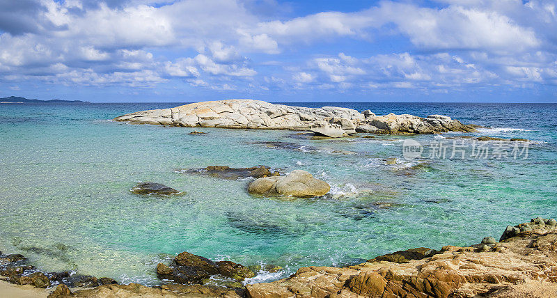 在意大利撒丁岛东南部的Costa Rei，一个白色的花岗岩露头——Scoglio di Peppino——Peppino的岩石